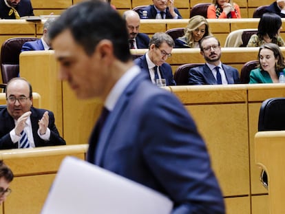 Pedro Sánchez pasa frente a Alberto Núñez Feijóo en el Senado.