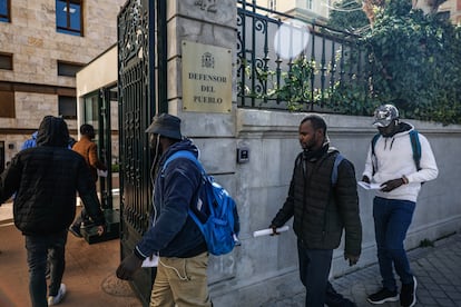Un grupo de migrantes accede a la sede del Defensor del Pueblo, en Madrid.