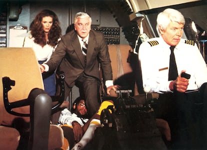 Julie Hagerty, Kareem Abdul-Jabbar, Leslie Nielsen y Peter Graves en una escena de 'Aterriza como puedas'.