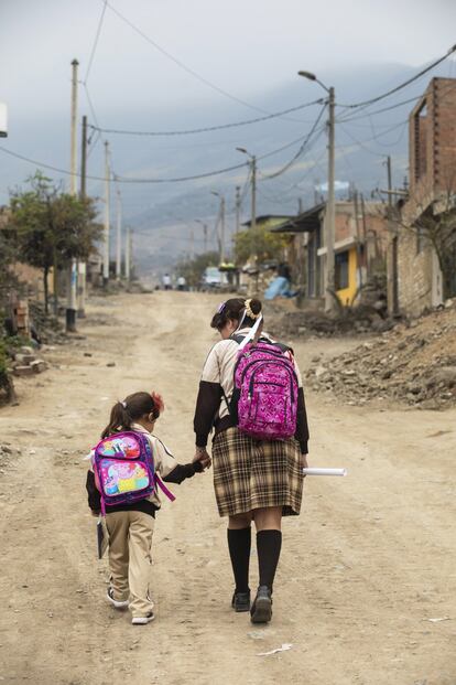 El camino a casa no es largo, les lleva menos de 15 minutos andando. Pero es un sendero de tierra y tienen que atravesar la única carretera asfaltada que hay por la zona y esquivar coches y motos que se agolpan a las puertas del colegio.