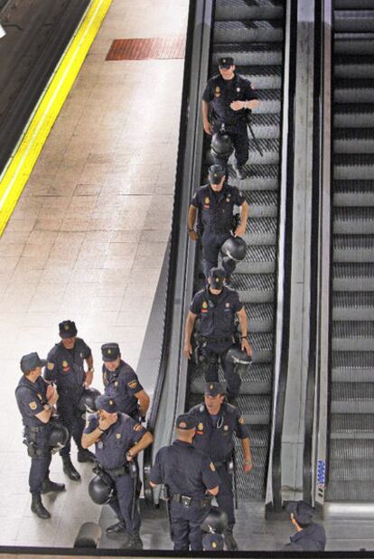 Un grupo de antidisturbios por la tarde en la estación de Nuevos Ministerios.