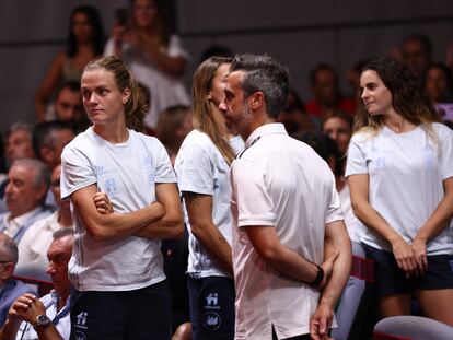 Irene Paredes y Jorge Vilda, durante la recepción de la selección española sub-20 que ganó el campeonato mundial, en agosto de 2022.