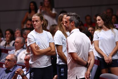 Irene Paredes y Jorge Vilda, durante la recepción de la selección española sub-20 que ganó el campeonato mundial, en agosto de 2022.