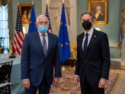 El secretario de Estado de EE UU, Antony Blinken, a la derecha; junto al alto representante de la Unión Europea para la Política Exterior y de Seguridad, Josep Borrell, este lunes, en Washington.