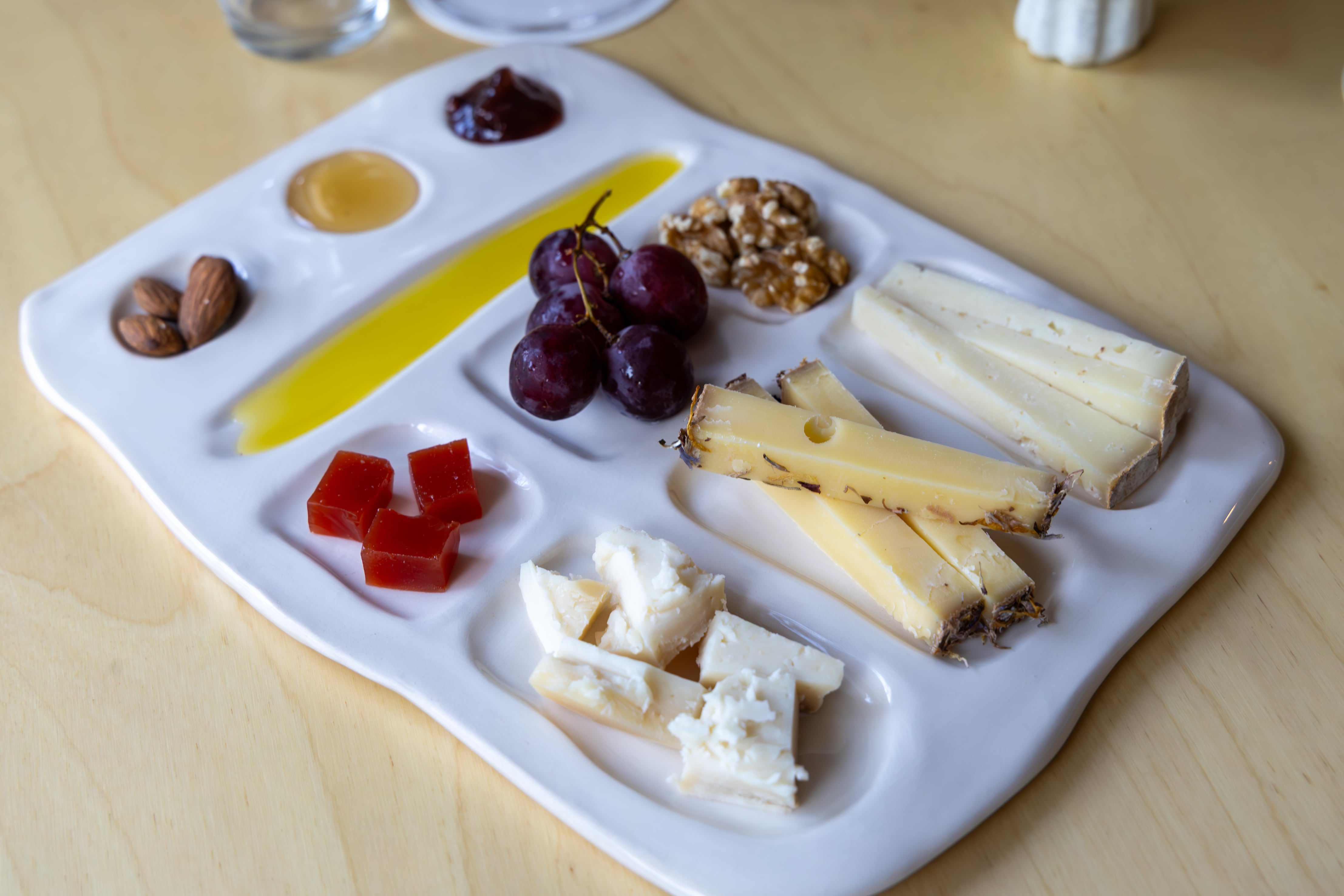 Tabla de quesos artesanos con camelli y queso de cabra; Blossom, de los Alpes austríacos; Pi, de Hualdo (Toledo).