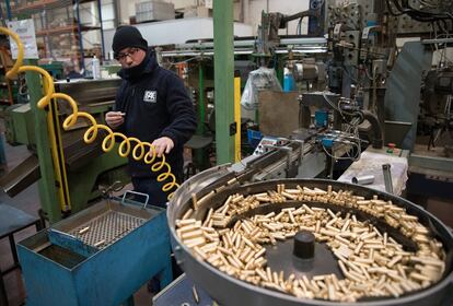 Fabricación mecanizada de cilindros para llaves en la fábrica de Casarrubios del Monte (Toledo).
