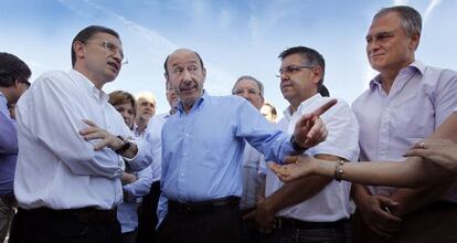 Alfredo Pérez Rubalcaba y Serafín Castellano, en Villar del Arzobispo.