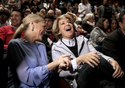 Marzo de 2015. Las candidatas del PP al Ayuntamiento de Madrid y a la presidencia de la Comunidad de Madrid, Esperanza Aguirre (d) y Cristina Cifuentes, respectivamente, en el acto de presentación de sus candidaturas para las elecciones del 24-M, en San Sebastián de los Reyes (Madrid).