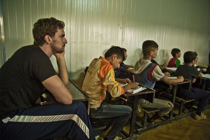 Pau Gasol asiste a una clase con niños refugiados de Irak.