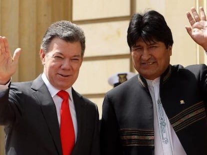 El presidente de Colombia, Juan Manuel Santos, recibe a su hom&oacute;logo boliviano, Evo Morales.