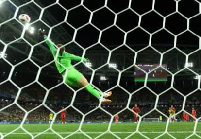Pickford vuela para rechazar el disparo de Uribe.