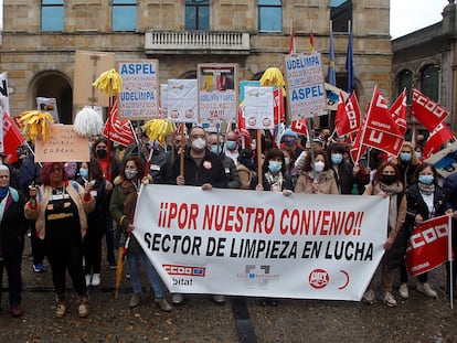 Concentración en la plaza Mayor de Gijón por el bloqueo del convenio del sector de la limpieza, el 17 de noviembre.