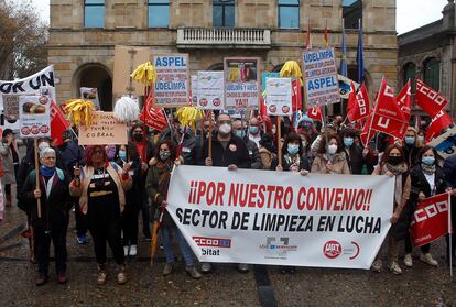 Concentración en la plaza Mayor de Gijón por el bloqueo del convenio del sector de la limpieza, el 17 de noviembre.
