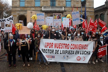 Concentración en la plaza Mayor de Gijón por el bloqueo del convenio del sector de la limpieza, el 17 de noviembre.