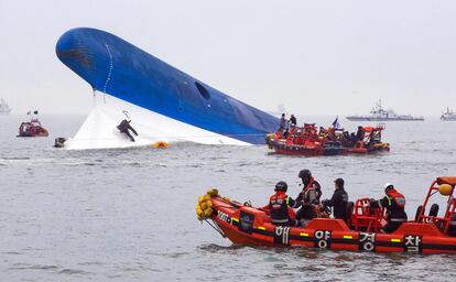 Miembros del Servicio de Guardacostas participan en las labores de rescate de pasajeros tras hundirse el ferry en Coreal del Sur.