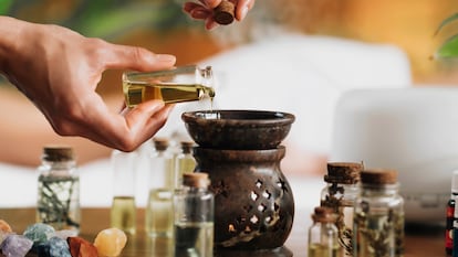 Los aromas de los aceites esenciales ayudan a liberar el estrés y a tener una sensación de bienestar. GETTY IMAGES.