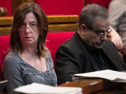 Montserrat Capdevila, en su escaño del Parlament, junto a Celestino Corbacho.