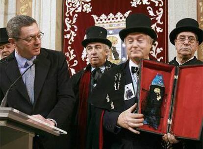 Alberto Ruiz-Gallardón, durante la recepción a la Alegre Cofradía del Entierro de la Sardina.