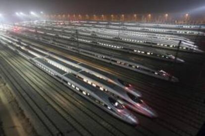 Trenes de alta velocidad realizan una prueba en una estación de manteniemiento en Wuhan (China) hoy, martes 25 de diciembre.