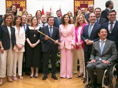 El alcalde de Madrid, José Luis Martínez-Almeida, junto a la presidenta de la Comunidad de Madrid, Isabel Díaz Ayuso, en el pleno de este sábado.