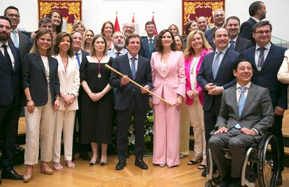 El alcalde de Madrid, José Luis Martínez-Almeida, junto a la presidenta de la Comunidad de Madrid, Isabel Díaz Ayuso, en el pleno de este sábado.