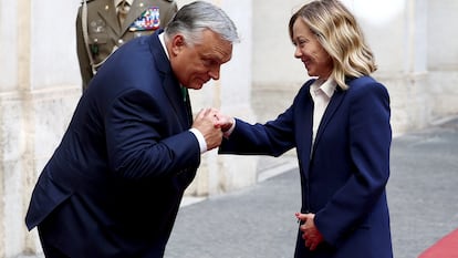 El primer ministro húngaro, Viktor Orbán, saluda a su homóloga italiana, Giorgia Meloni, en su encuentro en el Palazzo Chigi de Roma este lunes.