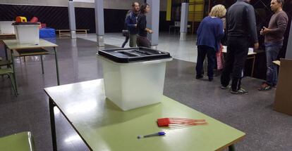 Urnas del referéndum ilegal del 1-O, en el instituto Lanaspa de Terrassa (Barcelona).