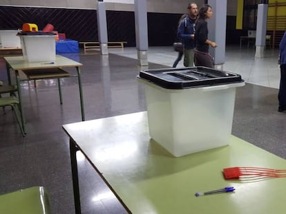 Urnas del referéndum ilegal del 1-O, en el instituto Lanaspa de Terrassa (Barcelona).