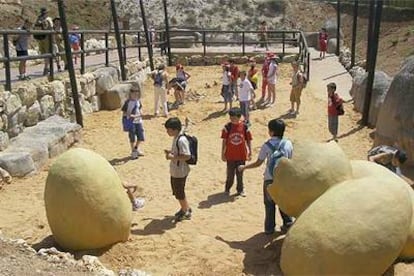 Los chavales desentierran los huesos de un dinosaurio y juegan con huevos gigantes en la Paleosenda, nueva atracción de Dinópolis.