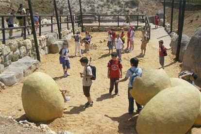 Los chavales desentierran los huesos de un dinosaurio y juegan con huevos gigantes en la Paleosenda, nueva atracción de Dinópolis.