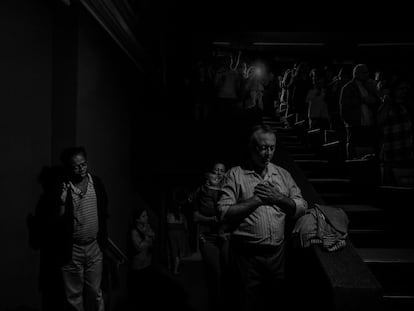 Scene #1402. Misa de la Iglesia Internacional de la Gracia de Dios dentro de un cine. Brasil, Sao Paolo, 2014.
