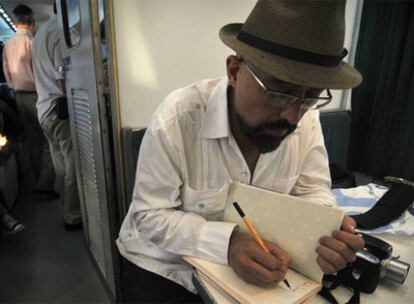 F. G. Haghenbeck, ayer en el Tren Negro camino de la Semana Negra de Gijón.