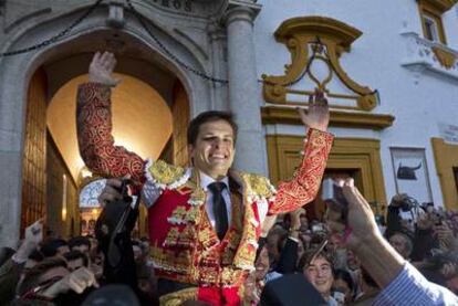 El Juli sale a hombros por la Puerta del Príncipe de la Maestranza tras cortar tres orejas.