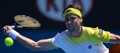 Ferrer devuelve la pelota a Nishikori.