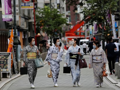 Unas mujeres pasean en Tokio con el traje tradicional de 'geisha', en julio.