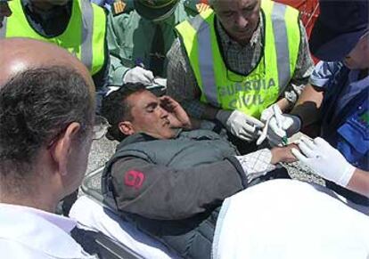 La Cruz Roja y la Guardia Civil trasladan a uno de los dos inmigrantes que tuvieron que ser ingresados ayer.