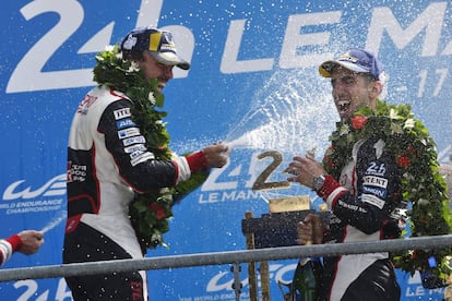 Los pilotos de Toyota, Sebastien Buemi y Fernando Alonso, celebran la victoria de su equipo en Le Mans.