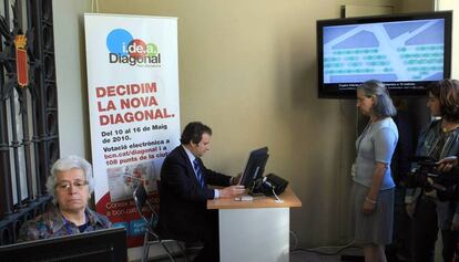 Jordi Hereu vota en la consulta de la reforma de la Diagonal el maig del 2010.
