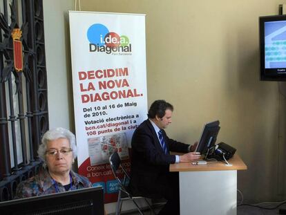 Jordi Hereu vota en la consulta de la reforma de la Diagonal el maig del 2010. 