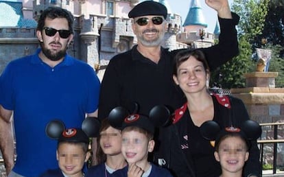 Miguel Bos&eacute; y sus hijos: Telmo, Tadeo, Ivo y Diego, en Disneyland en 2016.