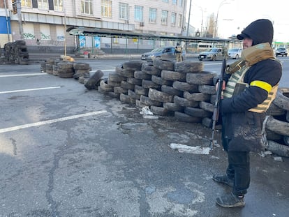 Un soldado ucranio en el centro de Kiev, este sábado.