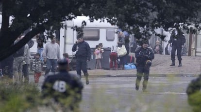 La policía evacua un asentamiento ilegal de gitanos en Villeneuve d'Ascq, en el norte de Francia.