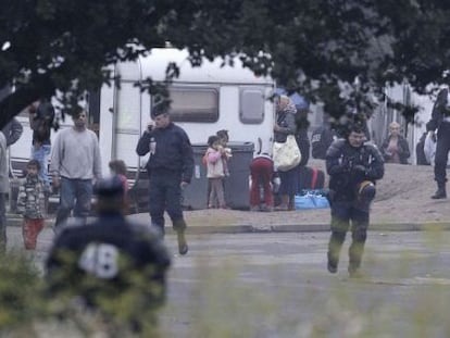 La polic&iacute;a evacua un asentamiento ilegal de gitanos en Villeneuve d&#039;Ascq, en el norte de Francia.
 