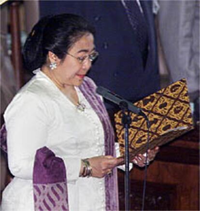 <font size="2"><b>El Parlamento indonesio destituye a Wahid y nombra presidenta a Sukarnoputri</b></font></a><br>(REUTERS)<p><b>Perfiles:</b> <a href="http://www.elpais.es/misc/wahid.html">El anciano Wahid</a> | <a href="http://www.elpais.es/misc/mega.html">La heredera</a>