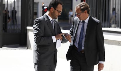 Antonio Hernando (a la izquierda) y Alfonso Alonso conversan en el patio del Congreso. el 9 de septiembre 