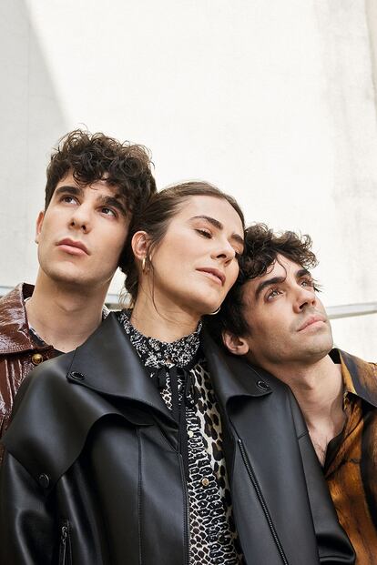Allen con chaqueta de LONGCHAMP, camisa de CLAUDIE PIERLOT y pendientes de UNO DE 50; Javier Calvo viste chaqueta de VERSACE y camiseta de DSQUARED2 y Javi Ambrossi, camisa de MM6 MAISON MARGIELA.