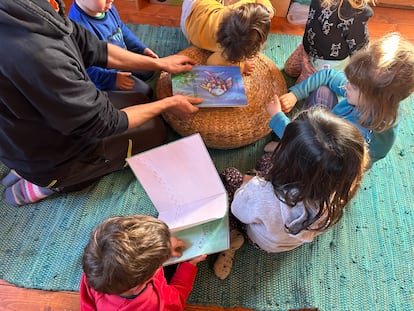 Niños de la escuela de Caneto, durante una lección.