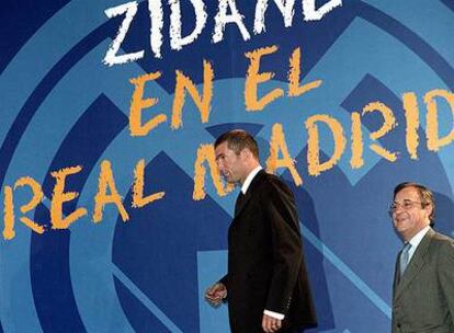 Zidane y Florentino Pérez, en 2001, en la presentación del francés como jugador del Madrid.