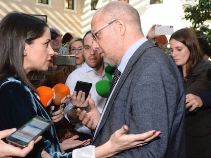 Inés Arrimadas conversa con Francisco Igea tras un encuentro informativo esta lunes en Valladolid.