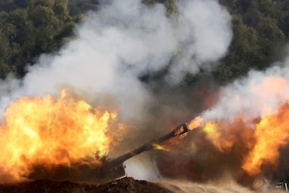 An Israeli artillery unit fires, amid the ongoing conflict between Israel and the Palestinian Islamist group Hamas, near the Israel-Gaza border, in southern Israel, December 27, 2023.